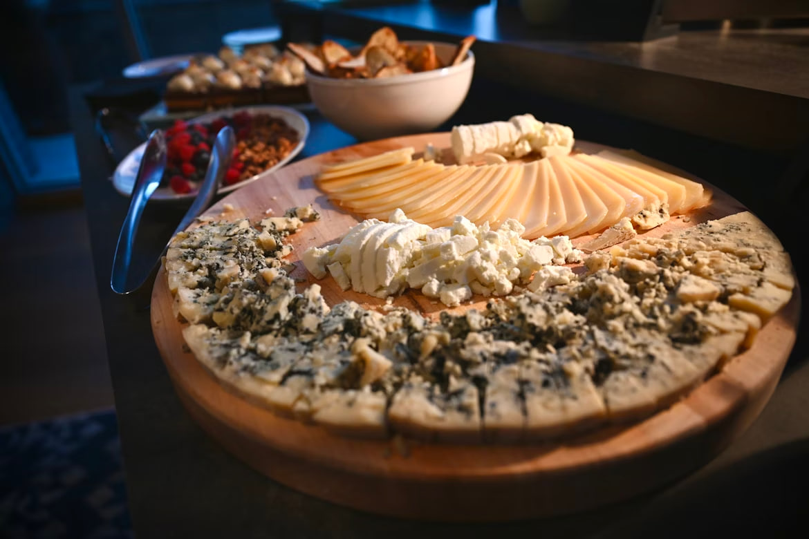 Plateau de fromages fran&ccedil;ais vari&eacute;s